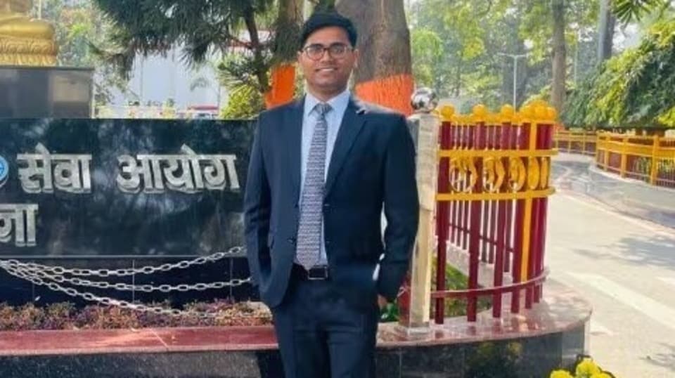 পিএসসি পরীক্ষায় বাজিমাত করেছেন। (ফাইল ছবি)