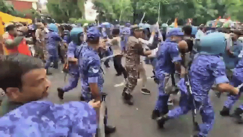 Police personnel attack with batons to disperse activists and supporters of the Cockroach Janta Party (CJP). (that I) Police personnel attack with batons to disperse activists and supporters of the Cockroach Janta Party (CJP). (that I)