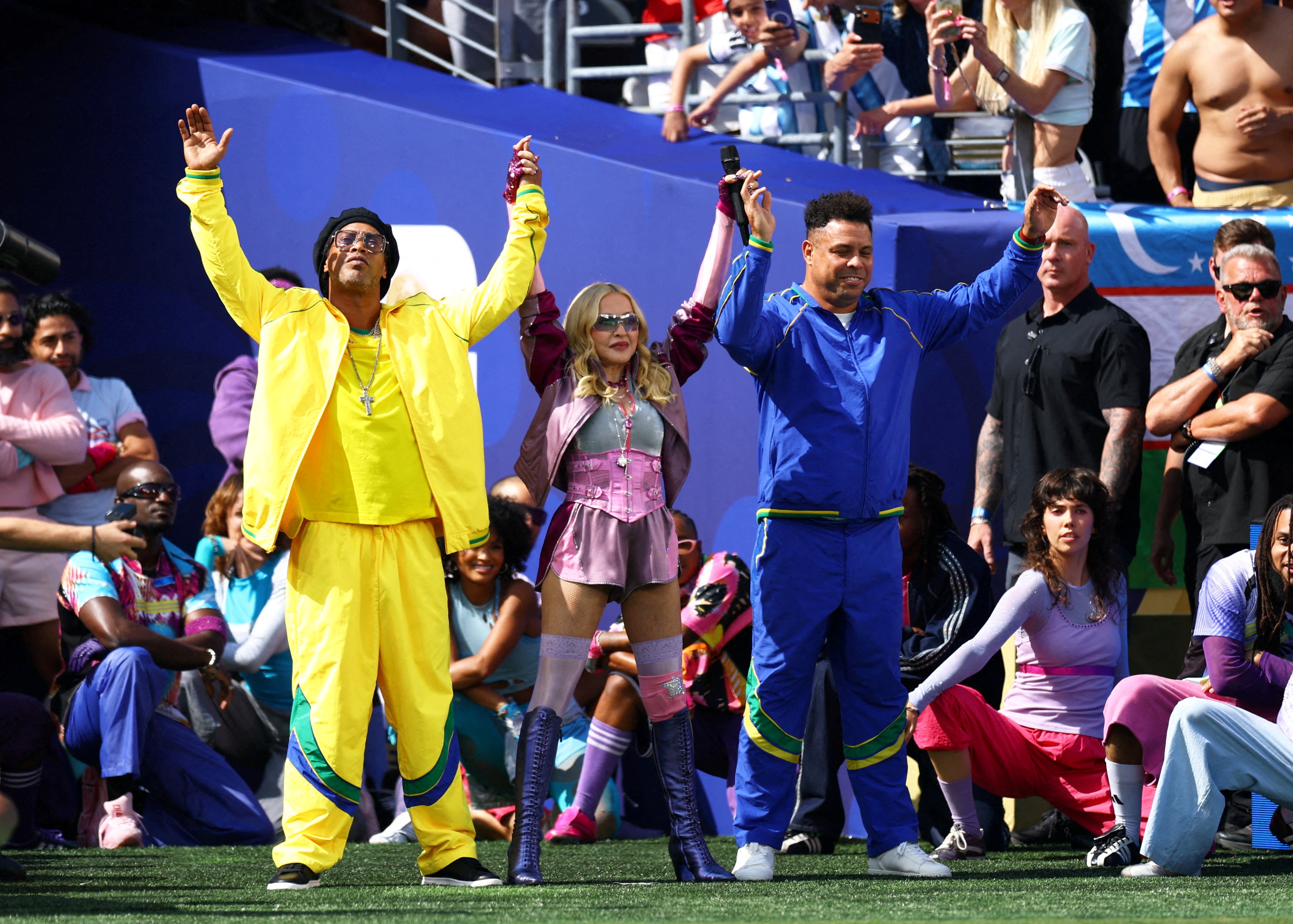 Former Brazil football players Ronaldinho and Ronaldo with Madonna during the half time show. REUTERS/Hannah Mckay (REUTERS)