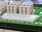 <p>పేదలు నివసించే ప్రాంతాల్లోనే 525 చదరపు అడుగుల విస్తీర్ణంలో ఒక బెడ్ రూమ్, హాల్, కిచెన్ ఉండేలా ఈ ఇళ్లను రూపకల్పన చేశారు. ఈ స్థలాల మార్కెట్ విలువ ప్రస్తుతం రూ.40 లక్షల నుంచి రూ.60 లక్షల వరకు ఉంటుందని మంత్రి తెలిపారు. లబ్ధిదారులకు ఆర్థిక భద్రత కల్పించే లక్ష్యంతో ఈ స్థలాన్ని ఉచితంగా ఇంటి ఆడపడుచు పేరిట రిజిస్ట్రేషన్ చేసి అందిస్తారు. అయితే ఈ ఆస్తిని పదేళ్ల వరకు విక్రయించేందుకు ఎలాంటి అవకాశం ఉండదు. అత్యవసర ఆర్థిక అవసరాల కోసం బ్యాంకుల వద్ద కుదువబెట్టి రుణం పొందే వెసులుబాటు మాత్రం కల్పించారు. ఇళ్ల కేటాయింపు ప్రక్రియలో ఎస్సీ, ఎస్టీ, బీసీ వర్గాలకు ప్రత్యేకంగా రిజర్వేషన్లు అమలు చేయనున్నారు.</p><p> </p>