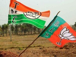 দুর্গাপুর স্টেশনে কলকাতাগামী তৃণমূল কর্মী-সমর্থকদের জন্য জল ও বিস্কুট নিয়ে হাজির হন বিজেপি কর্মীরা। 
