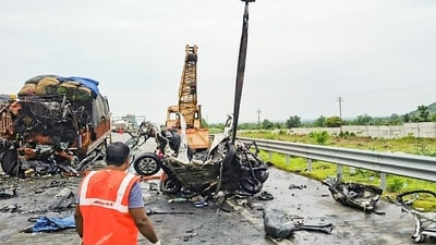 Six people died after an ethanol-loaded truck overturned, triggering a chain collision on the Mumbai-Nagpur Samruddhi Expressway near Wardha. (ANI) Six people died after an ethanol-loaded truck overturned, triggering a chain collision on the Mumbai-Nagpur Samruddhi Expressway near Wardha. (ANI)