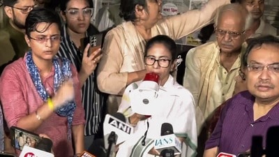 আদালতের অনুমতি নিয়ে বিড়লা তারামণ্ডলের সামনে নিজেদের সভার আয়োজন করেছে কালীঘাট তৃণমূল। (ANI Video Grab) আদালতের অনুমতি নিয়ে বিড়লা তারামণ্ডলের সামনে নিজেদের সভার আয়োজন করেছে কালীঘাট তৃণমূল। (ANI Video Grab)