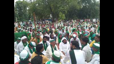 Bharatiya Kisan Union (BKU) Tikait faction’s “’Dera Dalo, Ghera Dalo Kisan Samman Mahapanchayat” at the protest site near the All Saint’s Cathedral in Civil Lines on Tuesday. (ANil Kumar Maurya/HT Photo)