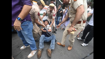 Delhi Police carry out lathicharge on protesters during the Chalo Sansad march on Monday. (RAJ K RAJ /HT PHOTO) Delhi Police carry out lathicharge on protesters during the Chalo Sansad march on Monday. (RAJ K RAJ /HT PHOTO)