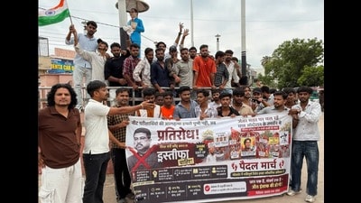 Holding banners carrying similar slogans, the protesters condemned the police action against students at Jantar Mantar and demanded accountability. (HT Photo)