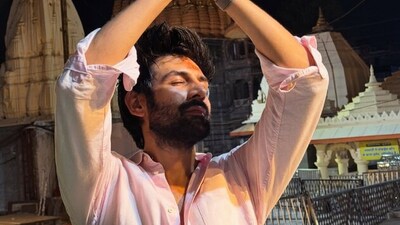 কার্তিক আরিয়ানের জাতীয় পুরস্কার জয় নিয়ে বিতর্ক, এর মাঝেই মহাকালেশ্বর মন্দিরে ‘চন্দু চাম্পিয়ান’ কার্তিক আরিয়ানের জাতীয় পুরস্কার জয় নিয়ে বিতর্ক, এর মাঝেই মহাকালেশ্বর মন্দিরে ‘চন্দু চাম্পিয়ান’