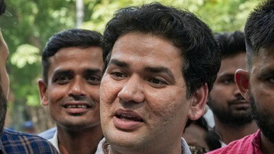 যন্তর মন্তরে লাঠিচার্জের সময় বার্গার খেয়ে পদ খোয়ালেন সিজেপি মুখপাত্র (PTI) যন্তর মন্তরে লাঠিচার্জের সময় বার্গার খেয়ে পদ খোয়ালেন সিজেপি মুখপাত্র (PTI)
