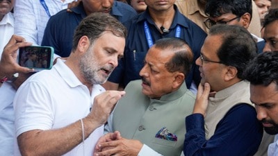 PMর বাসভবনের সামনে রাহুলদের ধরনায় পৌঁছেছিলেন কেন্দ্রীয় মন্ত্রী, পরে পুলিশ... (PTI Photo/Salman Ali)(PTI07_21_2026_000461B) (PTI) PMর বাসভবনের সামনে রাহুলদের ধরনায় পৌঁছেছিলেন কেন্দ্রীয় মন্ত্রী, পরে পুলিশ... (PTI Photo/Salman Ali)(PTI07_21_2026_000461B) (PTI)