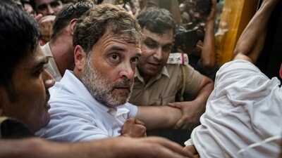मंगलवार, 21 जुलाई, 2026 को नई दिल्ली में प्रधान मंत्री आवास के पास धरने के दौरान पुलिस ने लोकसभा में विपक्ष के नेता राहुल गांधी को हिरासत में ले लिया। (अरुण शर्मा/पीटीआई) मंगलवार, 21 जुलाई, 2026 को नई दिल्ली में प्रधान मंत्री आवास के पास धरने के दौरान पुलिस ने लोकसभा में विपक्ष के नेता राहुल गांधी को हिरासत में ले लिया। (अरुण शर्मा/पीटीआई)