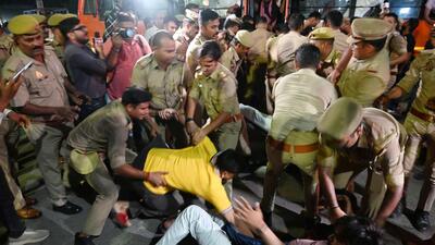 Police detained Samajwadi Party workers protesting in Lucknow on Tuesday. (HT) Police detained Samajwadi Party workers protesting in Lucknow on Tuesday. (HT)