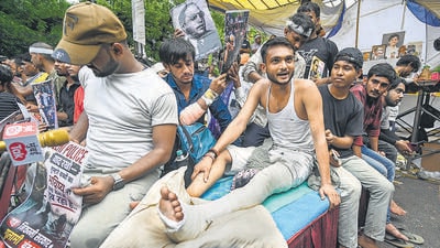 Protesters described the stir as what they called an “indiscriminate” and “unwarranted” lathicharge on unarmed demonstrators; injuries seen on some of the protesters. (Sanchit Khanna/HT Photo) Protesters described the stir as what they called an “indiscriminate” and “unwarranted” lathicharge on unarmed demonstrators; injuries seen on some of the protesters. (Sanchit Khanna/HT Photo)