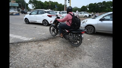 The cratered road near the Sector 69/78 dividing road on Airport Road, Mohali. (Sanjeev Sharma/HT) The cratered road near the Sector 69/78 dividing road on Airport Road, Mohali. (Sanjeev Sharma/HT)