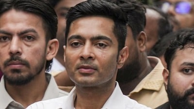 কালীঘাটপন্থী তৃণমূলের সভা থেকে ঋতব্রত বন্দ্যোপাধ্যায়ের শিবিরকে একের পর এক তোপ দাগেন তিনি। (HT_PRINT) কালীঘাটপন্থী তৃণমূলের সভা থেকে ঋতব্রত বন্দ্যোপাধ্যায়ের শিবিরকে একের পর এক তোপ দাগেন তিনি। (HT_PRINT)