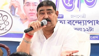 অনুব্রত মণ্ডল বলেন, 'আগে হাজার হাজার মানুষ নিয়ে আমরা শহিদ মঞ্চে পৌঁছতাম। কলকাতা থেকে কোনও খরচ দেওয়া হত না।' অনুব্রত মণ্ডল বলেন, 'আগে হাজার হাজার মানুষ নিয়ে আমরা শহিদ মঞ্চে পৌঁছতাম। কলকাতা থেকে কোনও খরচ দেওয়া হত না।'