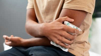 Recently sustained injury requires cold compress. (Magnific) Recently sustained injury requires cold compress. (Magnific)