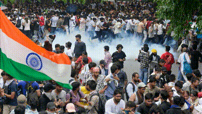 Chaos broke out as the thousands of CJP protesters attempted march to Parliament, dodging security barricades, on Monday. (Hindustan Times ) Chaos broke out as the thousands of CJP protesters attempted march to Parliament, dodging security barricades, on Monday. (Hindustan Times )