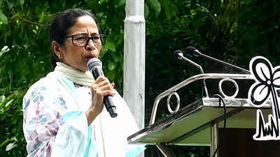 বক্তব্যে লক্ষ্মীর ভাণ্ডার, ডিএ আন্দোলন, হকার উচ্ছেদ-সহ একাধিক ইস্যু তুলে ধরে বিজেপিকে তীব্র ভাষায় আক্রমণ করেন মমতা। বক্তব্যে লক্ষ্মীর ভাণ্ডার, ডিএ আন্দোলন, হকার উচ্ছেদ-সহ একাধিক ইস্যু তুলে ধরে বিজেপিকে তীব্র ভাষায় আক্রমণ করেন মমতা।