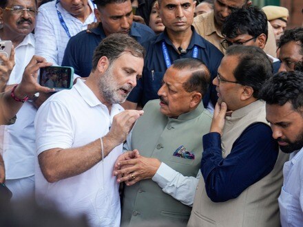 PMর বাসভবনের সামনে রাহুলদের ধরনায় পৌঁছেছিলেন কেন্দ্রীয় মন্ত্রী, পরে পুলিশ... (PTI Photo/Salman Ali)(PTI07_21_2026_000461B)