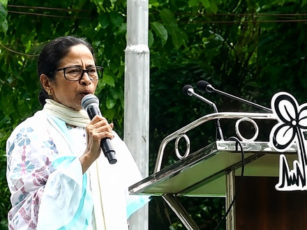 বক্তব্যে লক্ষ্মীর ভাণ্ডার, ডিএ আন্দোলন, হকার উচ্ছেদ-সহ একাধিক ইস্যু তুলে ধরে বিজেপিকে তীব্র ভাষায় আক্রমণ করেন মমতা।