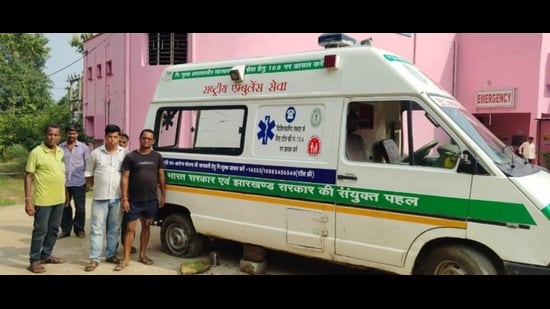 (A 65-year-old patient had died in the 108 ambulance on way to hospital due to lack of oxygen.)