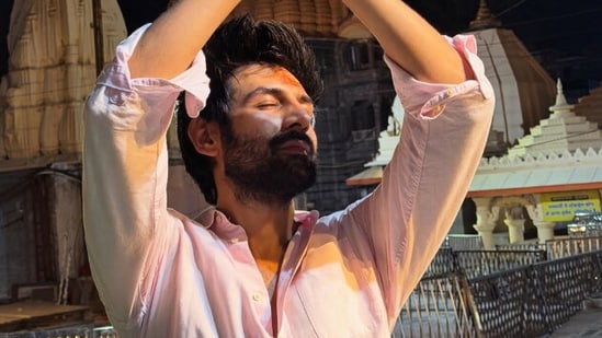 Kartik Aaryan visits Mahakaleshwar Temple in Ujjain.