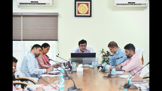 Minister Nitin Agarwal holding review meeting. (HT)