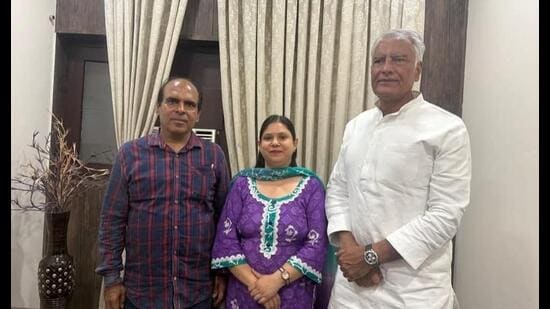 Newly elected Abohar MC mayor Pooja Wadhwa with former Punjab BJP chief Sunil Jakhar on Tuesday. (HT Photo)