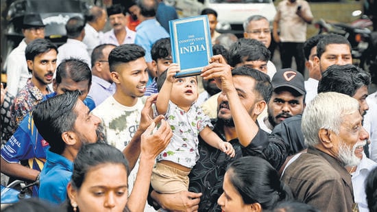 Residents of Shiddharth Colony, Chembur, held a protest on Tuesday to condemn the police lathi-charge on students during Monday’s protest near the Parliament in Delhi. (Raju Shinde/HT Photo)