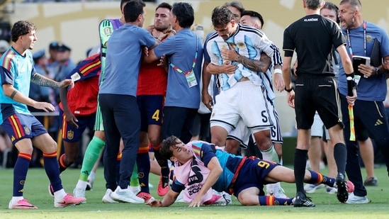Leandro Paredes clashes with Gavi.