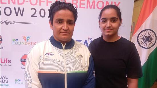 Sharmila with her daughter Anuj (R) at the send-off ceremony of the 2026 Glasgow Commonwealth Games (HT)