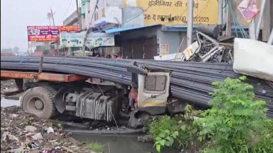 The body of the deceased, identified as Amir (single name), a resident of Bulandshahr, was retrieved from the mangled truck after nearly two hours of rescue efforts. (HT (Video grab))