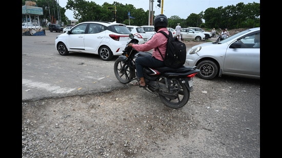 The cratered road near the Sector 69/78 dividing road on Airport Road, Mohali. (Sanjeev Sharma/HT)