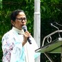 বক্তব্যে লক্ষ্মীর ভাণ্ডার, ডিএ আন্দোলন, হকার উচ্ছেদ-সহ একাধিক ইস্যু তুলে ধরে বিজেপিকে তীব্র ভাষায় আক্রমণ করেন মমতা।