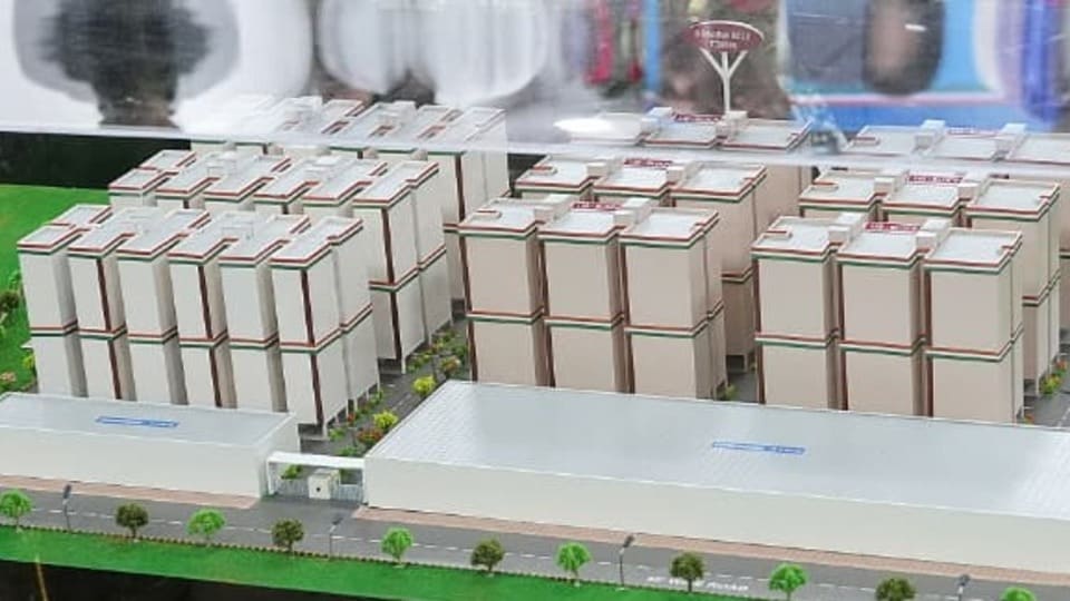 <p>పేదలు నివసించే ప్రాంతాల్లోనే 525 చదరపు అడుగుల విస్తీర్ణంలో ఒక బెడ్ రూమ్, హాల్, కిచెన్ ఉండేలా ఈ ఇళ్లను రూపకల్పన చేశారు. ఈ స్థలాల మార్కెట్ విలువ ప్రస్తుతం రూ.40 లక్షల నుంచి రూ.60 లక్షల వరకు ఉంటుందని మంత్రి తెలిపారు. లబ్ధిదారులకు ఆర్థిక భద్రత కల్పించే లక్ష్యంతో ఈ స్థలాన్ని ఉచితంగా ఇంటి ఆడపడుచు పేరిట రిజిస్ట్రేషన్ చేసి అందిస్తారు. అయితే ఈ ఆస్తిని పదేళ్ల వరకు విక్రయించేందుకు ఎలాంటి అవకాశం ఉండదు. అత్యవసర ఆర్థిక అవసరాల కోసం బ్యాంకుల వద్ద కుదువబెట్టి రుణం పొందే వెసులుబాటు మాత్రం కల్పించారు. ఇళ్ల కేటాయింపు ప్రక్రియలో ఎస్సీ, ఎస్టీ, బీసీ వర్గాలకు ప్రత్యేకంగా రిజర్వేషన్లు అమలు చేయనున్నారు.</p><p> </p>