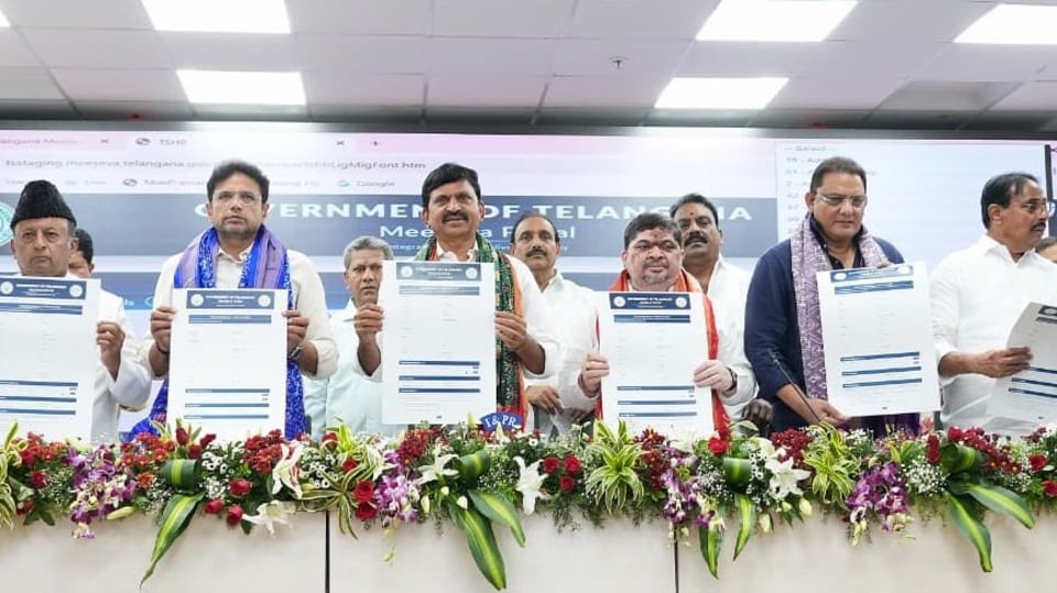<p>ఒక్కో ఇంటి నిర్మాణానికి సుమారు రూ.11 లక్షలు ఖర్చవుతుండగా, ప్రభుత్వం నేరుగా రూ.5 లక్షలను సబ్సిడీ రూపంలో ఉచితంగా అందిస్తోంది. మిగిలిన రూ.6 లక్షల వాటాను లబ్ధిదారులు చెల్లించాల్సి ఉంటుంది. పేదలపై ఆర్థిక భారం పడకుండా ఈ రూ.6 లక్షలను నాలుగు వాయిదాల్లో (విడతల్లో) చెల్లించే సదుపాయాన్ని ప్రభుత్వం కల్పించింది. అర్హులైన వాళ్లు… ఇవాళ్టి(జూలై 21) నుంచి దరఖాస్తు చేసుకోవచ్చు.</p>