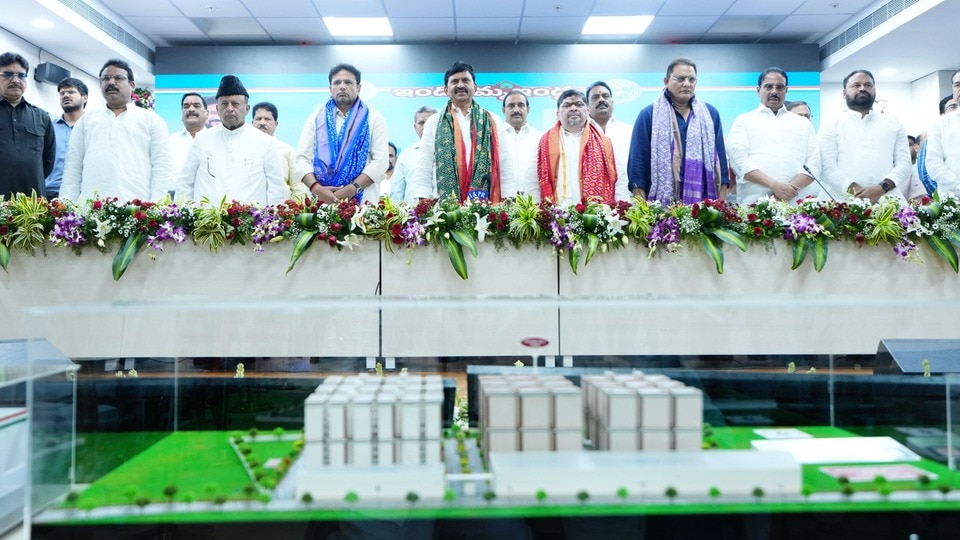 <p>దరఖాస్తు సమయంలో అభ్యర్థులు రూ.10,000 చెల్లించాల్సి ఉంటుంది. ఒకవేళ ఏవైనా కారణాల వల్ల దరఖాస్తు తిరస్కరణకు గురై ఇల్లు మంజూరు కాకపోతే, ఆ రూ.10,000 లను ఖాతాదారులకు తిరిగి రీఫండ్ చేస్తారు. ఇల్లు మంజూరైన లబ్ధిదారులకు వారు చెల్లించాల్సిన రూ.6 లక్షల మొత్తంలో ఈ రూ.10,000 లను మినహాయిస్తారు.అర్హులైన అభ్యర్థులు ఆగస్టు 10వ తేదీ వరకు తమ దరఖాస్తులను సమర్పించవచ్చు. మీసేవ కేంద్రాల ద్వారా లేదా</p><p>వాట్సాప్ ద్వారా (నెంబర్: 8096958096) కూడా అప్లికేషన్ సమర్పించవచ్చు.</p>