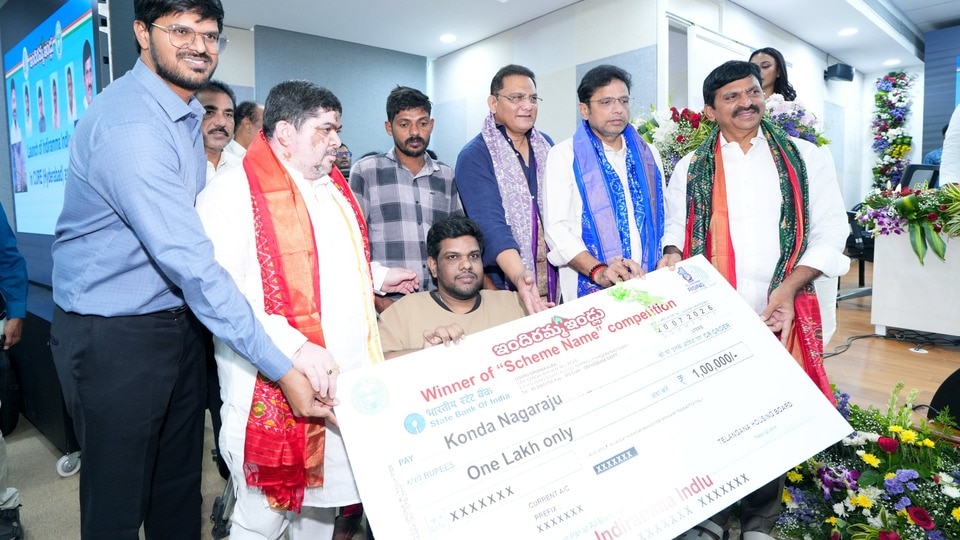 <p>అభ్యర్థులు తమ స్వంత నియోజకవర్గ పరిధిలోనే దరఖాస్తు చేసుకోవాలి. లబ్ధిదారుడి కుటుంబ వార్షిక ఆదాయం రూ.6 లక్షలకు మించకూడదు. దరఖాస్తుదారుడి పేరిట క్యూర్ పరిధిలో ఎలాంటి సొంత ఇల్లు లేదా ఖాళీ స్థలం ఉండకూడదు. ఒక కుటుంబం నుంచి కేవలం ఒక దరఖాస్తును మాత్రమే స్వీకరిస్తారు.</p>