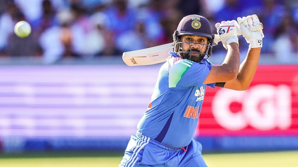 <p>కేవలం భారీ ఇళ్లను కొనుగోలు చేయడం మాత్రమే కాకుండా, వాటిని సరైన సమయంలో లీజుకు ఇవ్వడం ద్వారా స్థిరమైన అద్దె రాబడిని పొందడంలోనూ రోహిత్ శర్మ సిద్ధహస్తుడని నిరూపించుకుంటున్నాడు. లోయర్ పరేల్ ప్రాంతంలోని 'ది పార్క్' లో ఉన్న 'లోధా మార్క్వాయిస్' టవర్‌లో 45వ అంతస్తులో రోహిత్‌కు 1,298 చదరపు అడుగుల విస్తీర్ణంలో ఉన్న ఒక అపార్ట్‌మెంట్ ఉంది. జనవరి 2025లోనే ఈ ప్రీమియం ఫ్లాట్‌ను నెలకు రూ. 2.60 లక్షల అద్దెకు ఆయన లీజుకు ఇచ్చారు. రెండు కార్ పార్కింగ్‌లతో కూడిన ఈ ఇంటి ద్వారా రోహిత్‌కు ప్రతినెల నిలకడగా లక్షల రూపాయిల రాబడి వస్తోంది.</p>