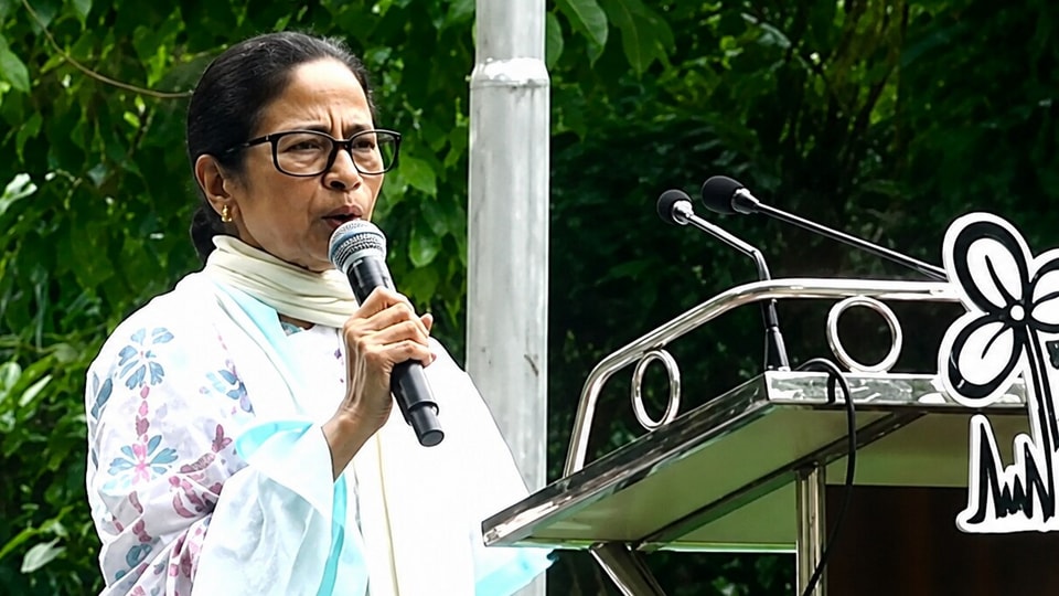 বক্তব্যে লক্ষ্মীর ভাণ্ডার, ডিএ আন্দোলন, হকার উচ্ছেদ-সহ একাধিক ইস্যু তুলে ধরে বিজেপিকে তীব্র ভাষায় আক্রমণ করেন মমতা।