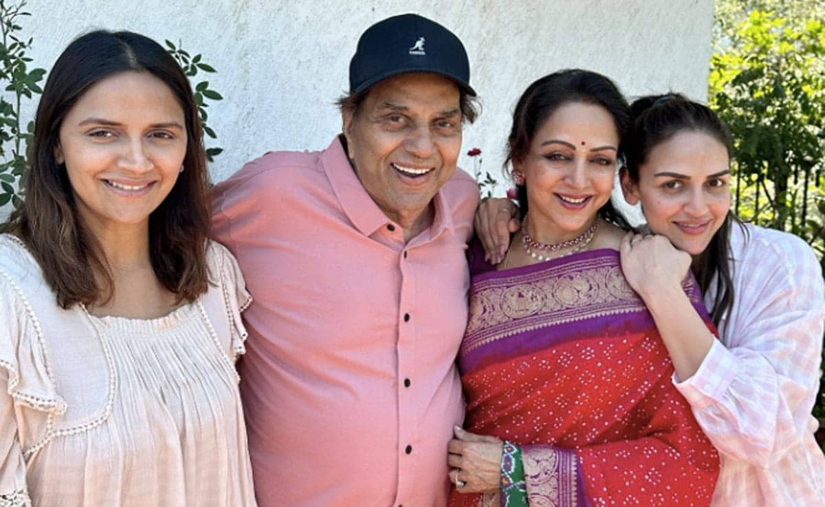 Dharmendra and Hema Malini with their daughters Esha Deol and Ahana Deol. Dharmendra and Hema Malini with their daughters Esha Deol and Ahana Deol.