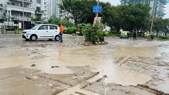 The main road in Sector 67 near Ansal Api Esencia on Tuesday. (Parveen Kumar/HT) The main road in Sector 67 near Ansal Api Esencia on Tuesday. (Parveen Kumar/HT)