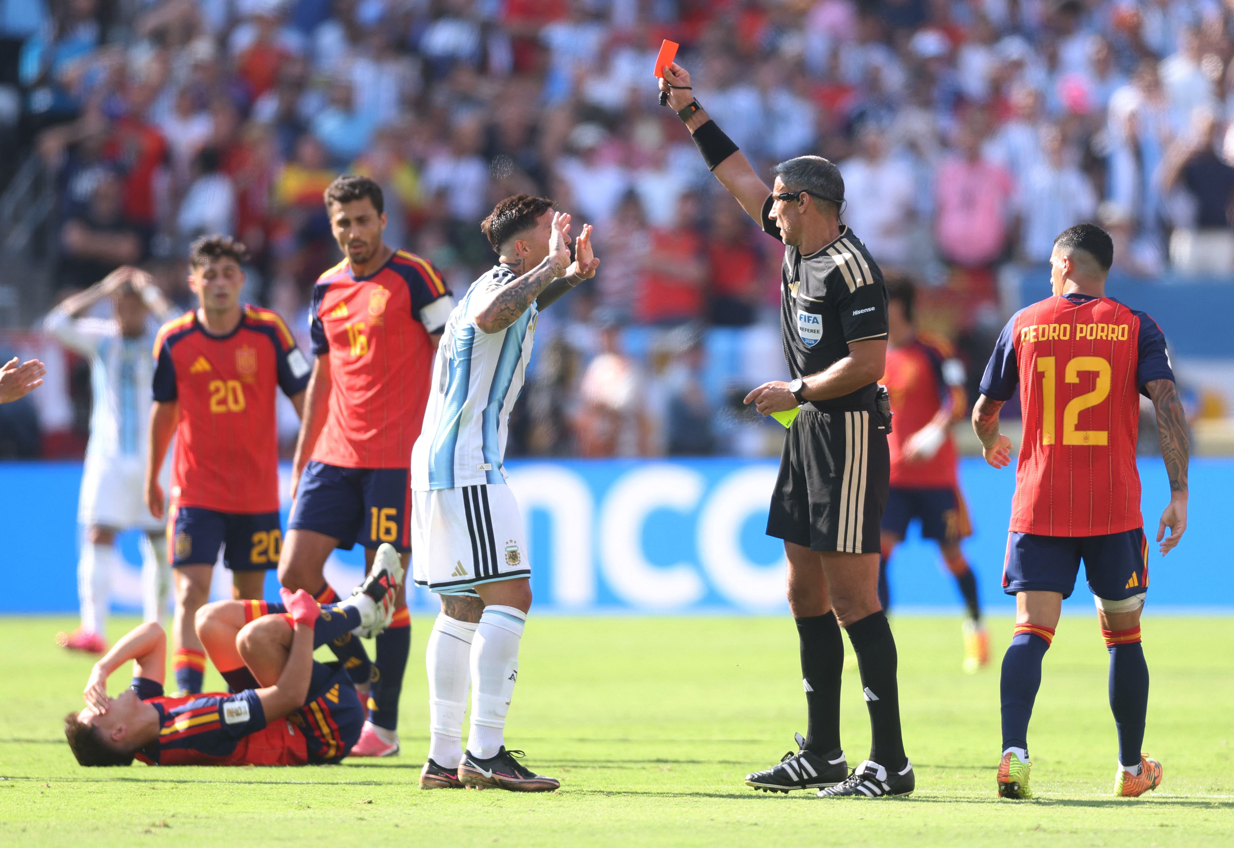 EAST RUTHERFORD, NEW JERSEY - JULY 19: Referee Slavko Vincic shows a red card to Enzo Fernandez #24 of Argentina during the FIFA World Cup 2026 Final match between Spain and Argentina at New York New Jersey Stadium on July 19, 2026 in East Rutherford, New Jersey. Lars Baron/Getty Images/AFP (Photo by Lars Baron / GETTY IMAGES NORTH AMERICA / Getty Images via AFP) (Getty Images via AFP) EAST RUTHERFORD, NEW JERSEY - JULY 19: Referee Slavko Vincic shows a red card to Enzo Fernandez #24 of Argentina during the FIFA World Cup 2026 Final match between Spain and Argentina at New York New Jersey Stadium on July 19, 2026 in East Rutherford, New Jersey. Lars Baron/Getty Images/AFP (Photo by Lars Baron / GETTY IMAGES NORTH AMERICA / Getty Images via AFP) (Getty Images via AFP)
