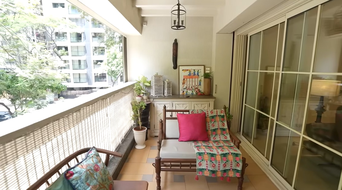The cozy space, adorned with travel souvenirs and handcrafted items, captures Pratik Gandhi's life story. (YouTube/@FarahKhan) The cozy space, adorned with travel souvenirs and handcrafted items, captures Pratik Gandhi's life story. (YouTube/@FarahKhan)