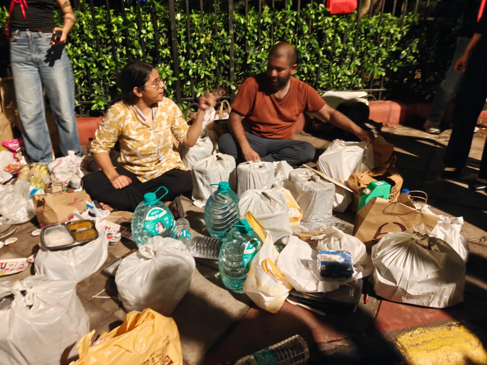 Swiggy, Zomato riders flock to Jantar Mantar site as people across cities order food for protesters. (Jignasa Singh/HT) Swiggy, Zomato riders flock to Jantar Mantar site as people across cities order food for protesters. (Jignasa Singh/HT)