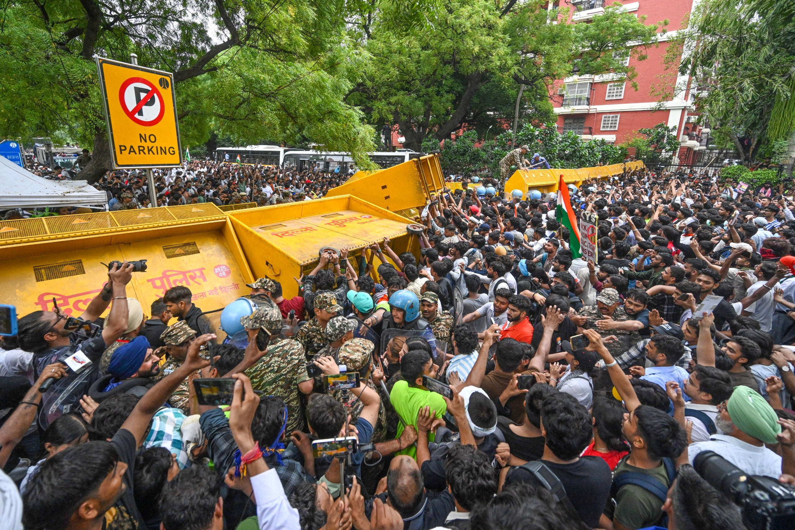 Dozens of demonstrators try to break through the security barriers set up on Monday, July 20, amid attempts to head to Parliament (Hindustan Times) Dozens of demonstrators try to break through the security barriers set up on Monday, July 20, amid attempts to head to Parliament (Hindustan Times)