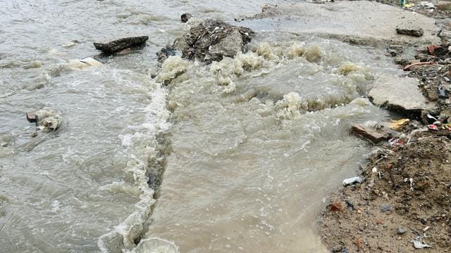 An overflowing sewer in Sector 67 near Ansal Api Esencia, seen on Tuesday. (Parveen Kumar/HT) An overflowing sewer in Sector 67 near Ansal Api Esencia, seen on Tuesday. (Parveen Kumar/HT)