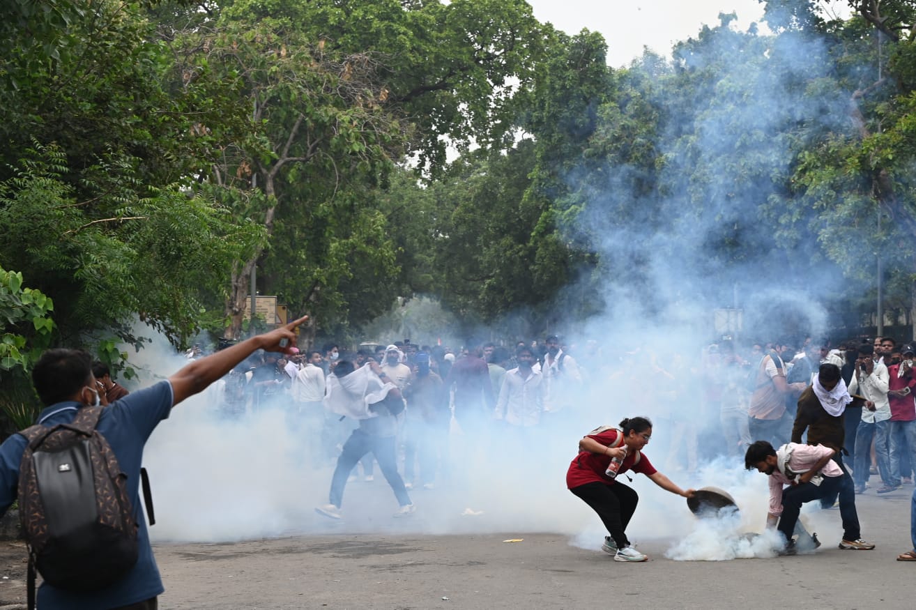 Tear gas fired during a CJP protest on Monday, July 20 (Hindustan Times) Tear gas fired during a CJP protest on Monday, July 20 (Hindustan Times)
