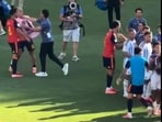 Roberto Ayala punched Dani Olmo after the World Cup final.(X)