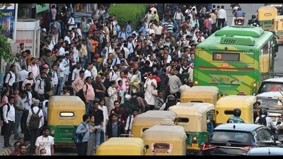 A heavy rush is seen at the ITO bus stop on Wednesday evening. (Sonu Mehta /Hindustan Times) A heavy rush is seen at the ITO bus stop on Wednesday evening. (Sonu Mehta /Hindustan Times)